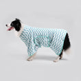 Charger l'image dans la visionneuse de la galerie, Chien portant une serviette séchage chien Oscar et Plume avec motif zigzag bleu et blanc