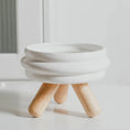 Cargar la imagen en la vista de la galería, Gamelle à eau et nourriture en céramique sur pieds bois Oscar et Plume Gamelle croquette - Blanc