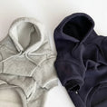 Cargar la imagen en la vista de la galería, Sweat capuche pour chien Oscar et Plume en gris clair et noir confortable et chaud