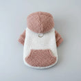 Cargar la imagen en la vista de la galería, Sweat capuche pour chien en tissu sherpa blanc et marron avec anneau métallique Oscar et Plume