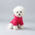 Charger l'image dans la visionneuse de la galerie, Chien mignon portant un sweat capuche pour chien en rose, parfait pour les promenades et le confort