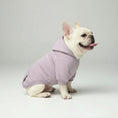 Cargar la imagen en la vista de la galería, Chien portant un sweat capuche pour petit chien couleur lilas assis sur une table blanche en extérieur