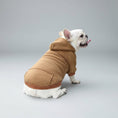 Cargar la imagen en la vista de la galería, Petit chien blanc portant un sweat capuche pour petit chien marron confortable à l'extérieur