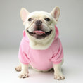 Cargar la imagen en la vista de la galería, Petit chien portant un sweat capuche pour petit chien rose confortable en plein air