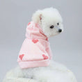 Charger l'image dans la visionneuse de la galerie, Chien blanc portant un sweat doux capuche chien rose avec motifs cœurs rouges à l'intérieur
