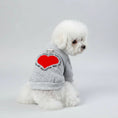 Charger l'image dans la visionneuse de la galerie, Petit chien blanc portant un sweat gris pour chien avec un grand cœur rouge imprimé au dos