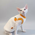 Load image into Gallery viewer, Sweat polaire pour chat Sphynx Oscar et Plume avec un motif orange et col en tissu doux