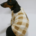Cargar la imagen en la vista de la galería, Sweat polaire pour teckel beige et blanc à carreaux confortable et chaud pour petits chiens