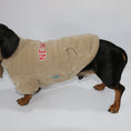 Cargar la imagen en la vista de la galería, Sweat polaire pour teckel beige avec poche et inscription NEW, confortable pour chien Oscar et Plume