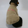 Cargar la imagen en la vista de la galería, Chien teckel portant un sweat polaire pour teckel beige avec inscription New York rouge