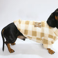 Cargar la imagen en la vista de la galería, Chien teckel portant un sweat polaire pour teckel à carreaux beige et blanc avec logo M