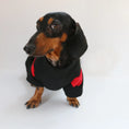 Load image into Gallery viewer, Sweat pour teckel confortable noir et rouge, parfait pour garder votre chien au chaud
