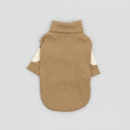 Cargar la imagen en la vista de la galería, Sweat-shirt chien coton camel en maille côtelée avec col roulé de la marque Oscar et Plume