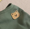 Carica l'immagine nel visualizzatore della galleria, Détail d'un t-shirt chien en tissu vert avec une broderie d'ours mignon