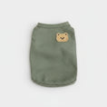 Carica l'immagine nel visualizzatore della galleria, T-shirt chien en olive avec un patch en forme d'ours pour animaux de compagnie élégants