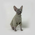 Load image into Gallery viewer, T-shirt col haut pour chat en tricot gris clair, idéal pour les chats élégants et confortables.