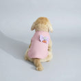 Carica l'immagine nel visualizzatore della galleria, Chien portant un t-shirt design pour chien rose avec un nœud violet et des cerises décoratives