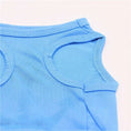 Carica l'immagine nel visualizzatore della galleria, Détail d'un T-shirt léger pour chien de couleur bleu clair avec couture bien finie