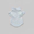 Load image into Gallery viewer, T-shirt manches volantes pour teckel en bleu rayé avec col montant