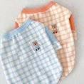 Carica l'immagine nel visualizzatore della galleria, T-shirt pour chien confortable à carreaux bleus et roses avec broderie d'ourson signé Oscar et Plume