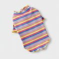 Carica l'immagine nel visualizzatore della galleria, T-shirt pour petit chien à rayures colorées en jaune, violet et bleu, idéal pour le printemps