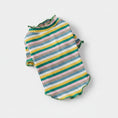 Carica l'immagine nel visualizzatore della galleria, T-shirt pour petit chien rayé avec des couleurs pastel et des bordures festonnées