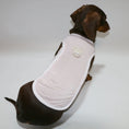 Carica l'immagine nel visualizzatore della galleria, T-shirt pour teckel rose avec un design confortable pour les chiens de petite taille