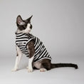 Load image into Gallery viewer, T-shirt rayé pour chat noir et blanc de la marque Oscar et Plume, parfait pour les félins à la mode