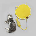 Charger l'image dans la visionneuse de la galerie, tapis à gratter chat jaune en forme de tête de chat avec jouet poisson et chat gris allongé