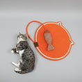 Charger l'image dans la visionneuse de la galerie, Tapis à gratter chat rond orange avec jouet poisson suspendu et chat couché à côté