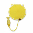 Charger l'image dans la visionneuse de la galerie, Tapis à gratter chat jaune Oscar et Plume en forme de tête de chat avec jouet poisson intégré