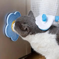 Charger l'image dans la visionneuse de la galerie, Chat utilisant un tapis à lécher pour chien et chat mural bleu de la marque Oscar et Plume