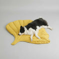 Charger l'image dans la visionneuse de la galerie, Chien noir et blanc allongé sur un tapis chat et chien jaune en forme de feuille