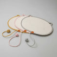 Charger l'image dans la visionneuse de la galerie, Tapis de repos pour chat Oscar et Plume en forme de tête de chat avec corde colorée