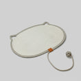 Charger l'image dans la visionneuse de la galerie, Tapis de repos pour chat oval en corde tressée beige avec oreilles et jouet Oscar et Plume