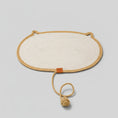 Charger l'image dans la visionneuse de la galerie, Tapis de repos pour chat Oscar et Plume en corde beige et blanc avec forme ovale et petite balle attachée