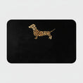 Charger l'image dans la visionneuse de la galerie, Tapis décoratif teckel noir avec motif de chien teckel léopard par Oscar et Plume
