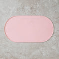 Load image into Gallery viewer, Tapis gamelle chien rose en silicone pour éviter les éclaboussures et les déversements