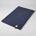 Load image into Gallery viewer, Tapis imperméable pour chien Oscar et Plume en tissu bleu marine matelassé confortable
