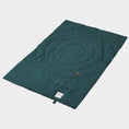 Load image into Gallery viewer, Tapis imperméable pour chien Oscar et Plume en tissu vert avec motif circulaire et couture renforcée