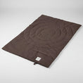 Load image into Gallery viewer, Tapis imperméable pour chien marron foncé avec rembourrage et design circulaire Oscar et Plume