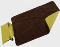 Load image into Gallery viewer, Tapis pliant pour chien Oscar et Plume en marron et jaune, idéal pour les promenades et le confort des animaux