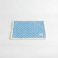 Charger l'image dans la visionneuse de la galerie, Tapis réversible pour chat et chien bleu avec bordure blanche moelleuse sur canapé blanc