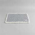 Charger l'image dans la visionneuse de la galerie, Tapis réversible pour chat et chien gris avec bord en fausse fourrure sur canapé blanc