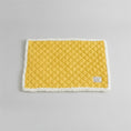 Charger l'image dans la visionneuse de la galerie, Tapis réversible pour chat et chien jaune matelassé avec bordure en fourrure blanche confortable