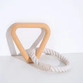 Cargar la imagen en la vista de la galería, Jouet chien caoutchouc triangle beige avec corde blanche résistante pour jeux interactifs