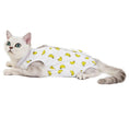 Charger l'image dans la visionneuse de la galerie, Chat portant un t-shirt post opératoire pour chat blanc avec motif bananes jaunes