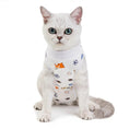 Charger l'image dans la visionneuse de la galerie, Chat blanc portant un t-shirt post opératoire pour chat avec motifs sportifs pour protection après chirurgie