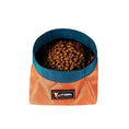 Charger l'image dans la visionneuse de la galerie, Gamelle de voyage pour chien Oscar et Plume en tissu orange et bleu remplie de croquettes