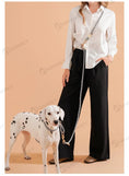 Load image into Gallery viewer, Laisse mains libres chien Oscar et Plume portée par une femme en chemise blanche et pantalon noir